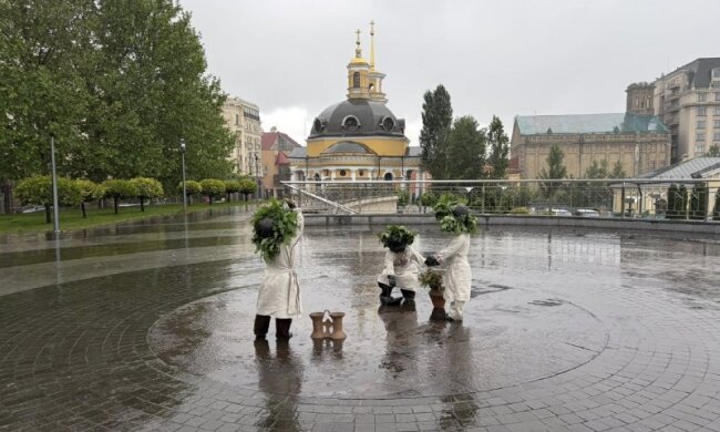Скульптури Кия, Щека, Хорива та Либеді у трипільському вбранні на Поштовій площі