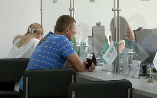 Соцвиплати призупинять: хто залишиться без допомоги після 1 жовтня
