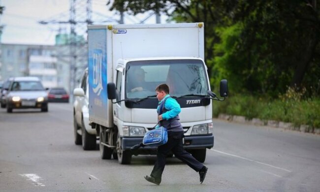 Маленький франківчанин ледь не загинув під автобусом, врятувало диво: момент потрапив на відео