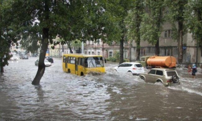 Украинская Венеция: улицы Львова заполонила большая вода