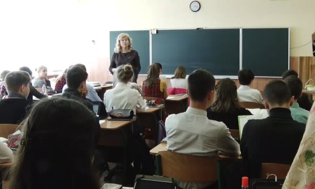 Навчання у школі, кадр з відео