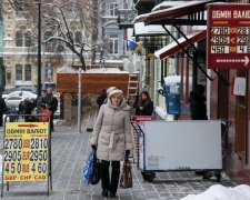 Курсы валют: доллар стремительно теряет позиции, гривна идет в наступление