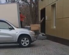 Нову Пошту "спіймали" на недбалості з посилками: "Хтось понесе відповідальність?"