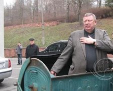 Активісти заштовхали чиновника у смітник (відео)