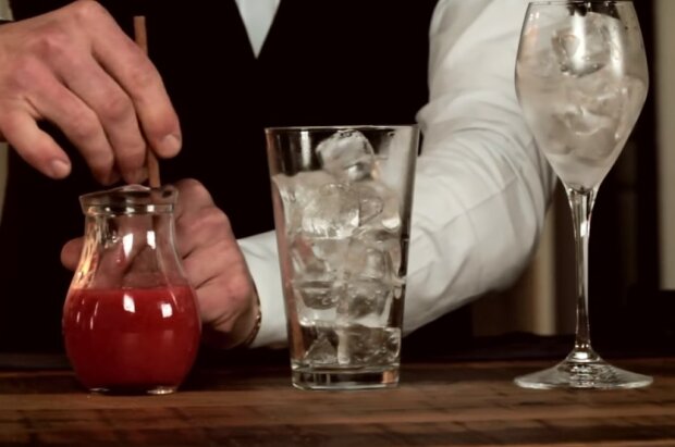 Приготування коктейлів, скріншот відео