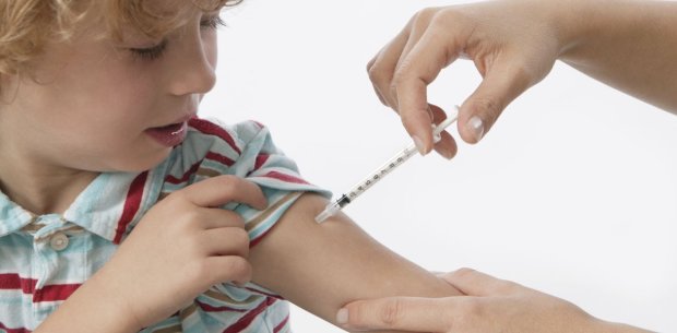 Каникулы затягиваются: детям без прививок запретили посещать уроки