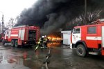 НБУ огорнув густий дим, на місці натовп людей та пожежні