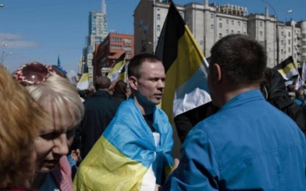 Звільнений Дадін прийшов мітингувати проти Путіна в українському прапорі