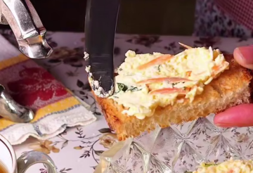 Намазка на хлеб, кадр из видео