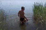 У Києві п'яні моржі відкрили купальний сезон, побившись об заклад на пляшку "пального"