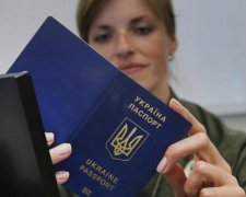 Українці масово оформляють закордонні паспорти: що відбувається