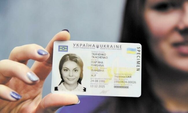 Коли українці розпрощаються з паперовими паспортами 