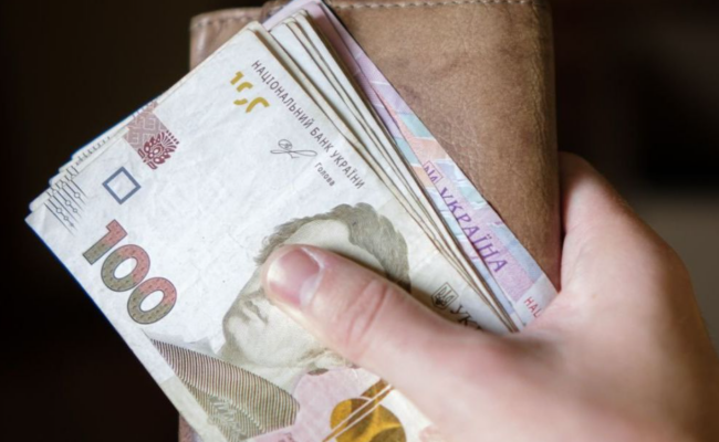 Человек с деньгами в руках