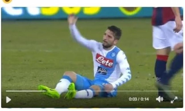 Людина-невидимка допоміг гравцю "Наполі" піднятися з газону (відео)
