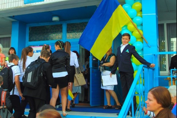 "Відводили вбік, щоб не позорилася": в українській школі розгорівся скандал через цькування учениці