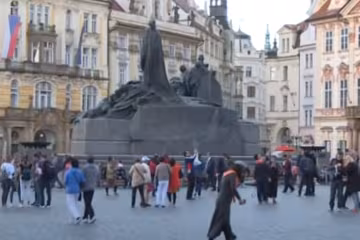 Тернополянка гарувала в Італії, щоб заробити на весілля сина, поки чоловік розважався з коханкою: "Не знала? Це його діти!"
