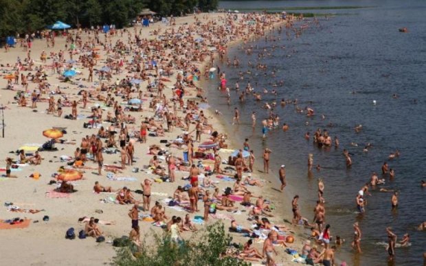 Толпы отдыхающих бегут с украинских пляжей: что происходит