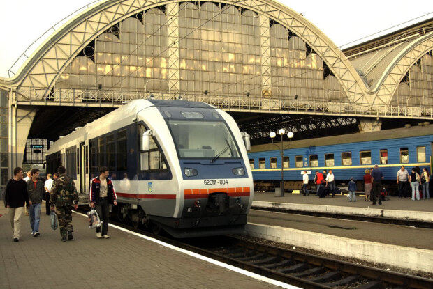 В поезде "Львов-Дарница" ищут бомбу, lviv.sq.com.ua