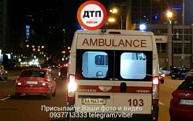 Моторошна ДТП в Києві: таксі Uber "пірнуло" під вантажівку