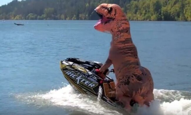 Тиранозавр вразив глядачів трюками на водному мотоциклі