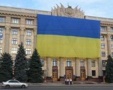  На фасаде Харьковской ОГА вывесили большой украинский флаг