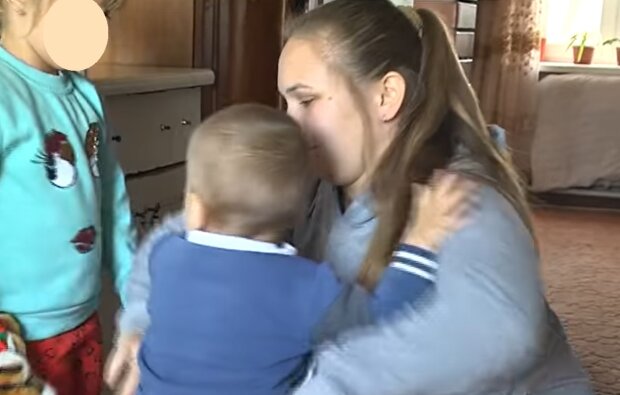 Дівчина взяла під опіку братів і сестер, кадр з репортажу 9 канал Дніпро: Facebook