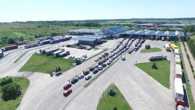 Черги як за ковбасою: на Львівській митниці вигадали, як полегшити життя українців