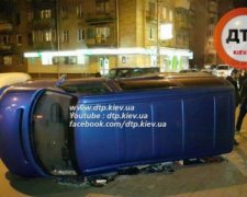 На Подолі Daewoo перекинув Volkswagen: постраждала дитина (фото, відео)