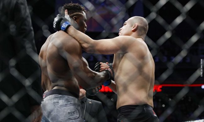 Френсис Нганну нокаутировал Кейна Веласкеса за 26 секунд