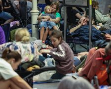 Люди в укритті метро Києва під час обстрілу