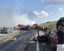 Автобус і дві вантажівки влаштували місиво під Ростовом, є жертви

