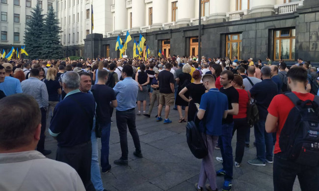 Під Адміністрацією Зеленського зібралося сотні розлютованих людей: висунуто вимоги