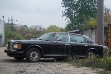 Покинутий Rolls-Royce простоює в Харкові