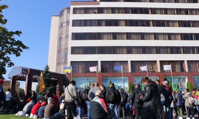 ПриватБанк экстренно покидает Днепр, сотрудники не в силах больше терпеть: фото