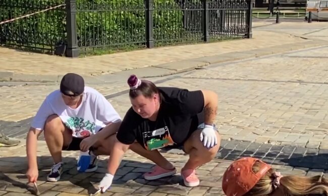 Alyona Alyona отмывает Софийскую площадь, кадр из видео