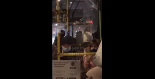 Дві хмельничанки влаштували "півнячі бої" у тролейбусі: "Вона гола!"