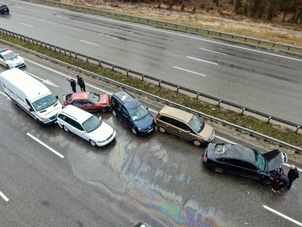9 машин на друзки: дика аварія заблокувала трасу під Києвом, не витримує навіть бетон