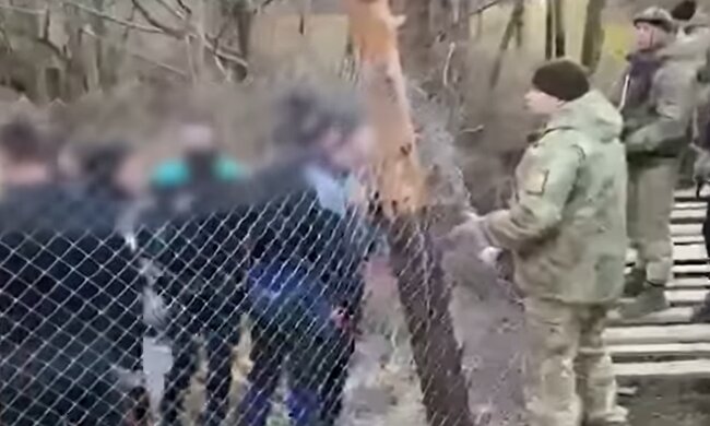 Пограничники закрыли контрабандистов в вольере: не успели переправиться через реку