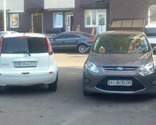 Чергові "герої парковки" заблокували двір (ФОТО)