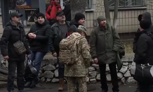 Выдача повестки. Фото: скрин youtube