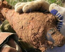 На Луганщині чоловіки ремонтували машину міною