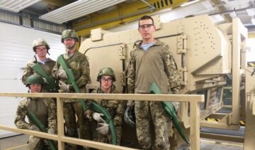 Українські десантники влаштували фотосесію з гумовою зброєю