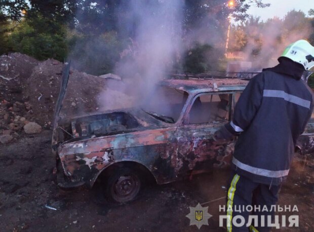В Харькове банда малолеток превратила машину в пепел - угнали и сожгли "по приколу"