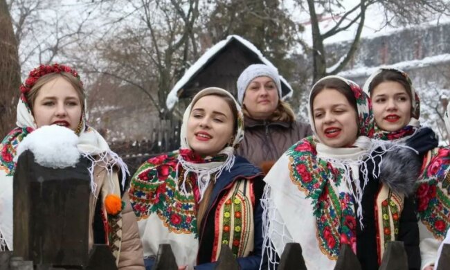 Колядки, щедрівки та посівання на Різдво 2020: традиції, забобони і дати