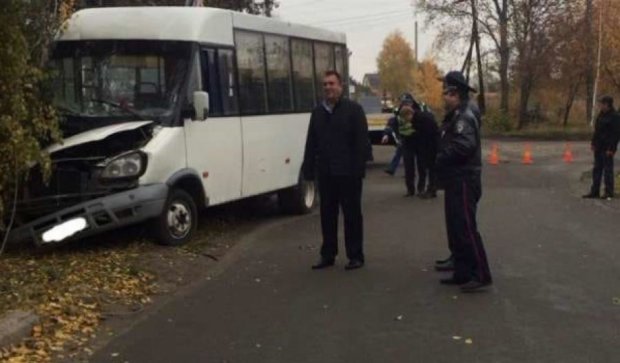 На Київщині маршрутка протаранила електроопору: є постраждалі (фото)