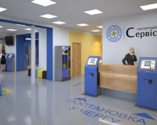 Адская очередь и взятки: как украинцев "кидают" на биометрику