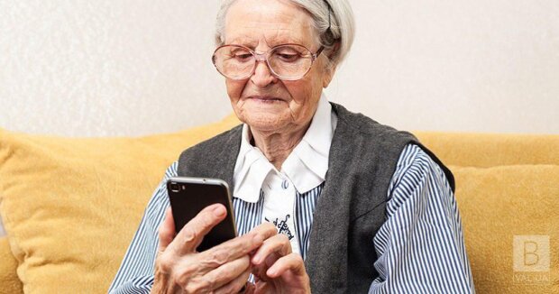 Пенсіонерка з телефоном в руках