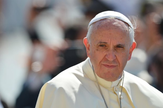 У Ватикані вперше висловилися, чи схвалює церква зміну статі: скандальна заява обурила громадськість