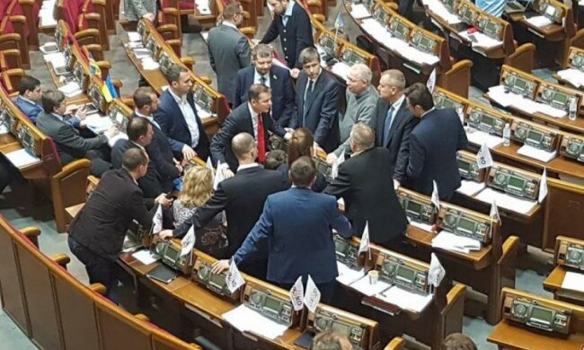 Дисципліна у Раді: скільки українці заощадили на депутатах-прогульниках