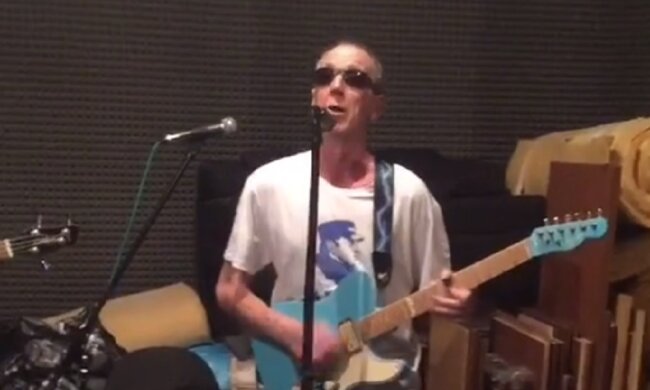 Сліпий дідусь грає на гітарі, скріншот: TikTok